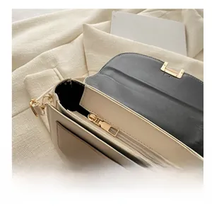 Vue détaillée du dessus d'un sac bicolore avec compartiment à fermeture éclair dorée