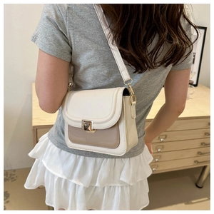 Détail d'un sac bandoulière vintage carré avec bordure kaki et fermoir en métal doré