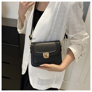 Sac bandoulière en cuir noir classique doté d'un élégant fermoir métallique doré carré