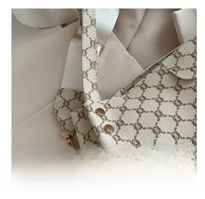 Dettaglio della borsa tote vintage con stampa floreale marrone e rinforzo in rivetto dorato
