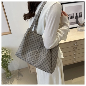 Dettaglio della borsa tote grigia monogram con grande capacità e trama in tela