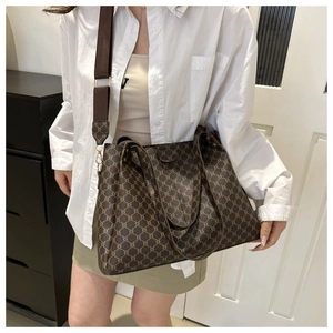 Dettaglio borsa tote vintage con motivo geometrico e tracolla regolabile