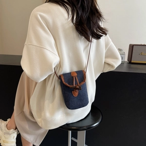 Piccola borsa a tracolla in denim blu da donna con fibbia in corno e rifiniture in pelle marrone