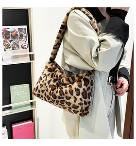 Détail d'un sac à bandoulière en fausse fourrure léopard avec une texture douce