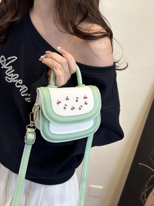 Mini borsa chic con stampa ciliegia in verde menta e bianco con hardware dorato