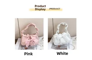 Détail de sacs à bandoulière plissés avec décoration de nœud en rose et blanc