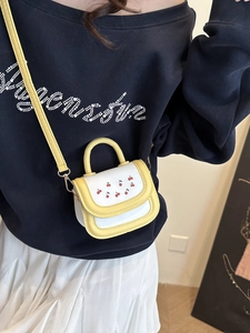 Mini borsa a tracolla gialla e bianca con stampa ciliegia e cinturino in pelle