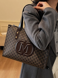 Modische braune Monogramm-Einkaufstasche mit Lederriemen für den Alltag
