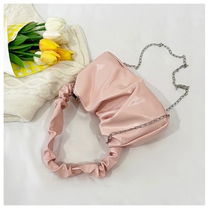 Sac nuage plissé rose avec bandoulière chaîne et textures douces esthétiques