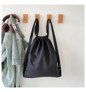 Detailansicht eines dunkelgrauen Mehrzweck-Rucksacks mit Kordelzug im Lifestyle-Stil
