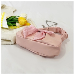 Sac à main rose avec nœud, chaîne argentée et poignée en forme de nuage doux