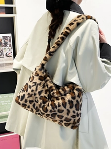 Sac fourre-tout léopard en fausse fourrure pour femme porté avec un trench beige chic