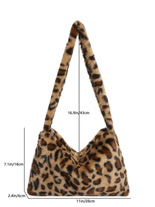 Sac à bandoulière léopard en peluche avec dimensions 28cm de large et 18cm de haut