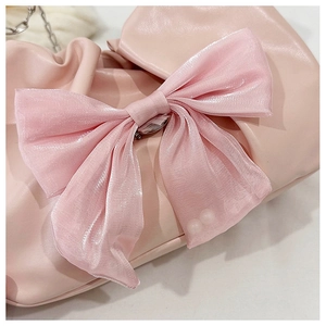 Détail du sac rose clair avec nœud en organza, perles et fine chaîne argentée