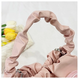 Détail du sac à main en PU rose avec poignée froncée et boucles métalliques argentées