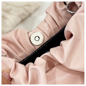 Détail du sac nuage plissé rose avec fermoir magnétique argenté et doublure noire