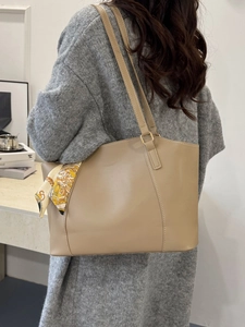 Sac fourre-tout chic en similicuir kaki avec foulard en soie et surpiqûres décoratives