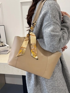 Grand sac cabas kaki en similicuir avec foulard élégant porté par un mannequin