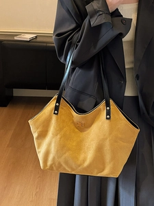 Sac fourre-tout matelassé en daim jaune moutarde avec bandoulières en cuir noir