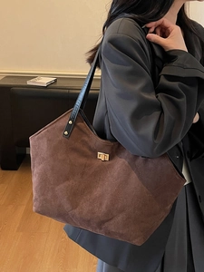 Grand sac cabas en daim marron matelassé avec fermoir doré et bandoulière en cuir noir