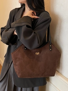 Sac cabas en daim marron foncé avec matelassage en losange et fermoir doré chic