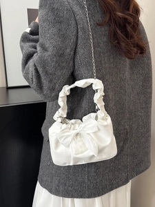 Sac à main plissé blanc chic avec grand nœud et bandoulière chaîne argentée
