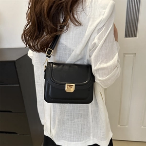 Sac bandoulière carré noir chic avec boucle dorée et bandoulière réglable pour femme
