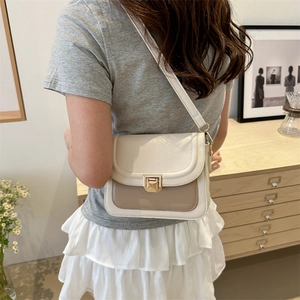Sac bandoulière carré chic bicolore en beige et marron avec fermoir doré en métal