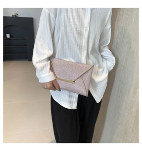 Close-up van de sprankelende roze glitter envelopclutch met elegante gouden metalen rand
