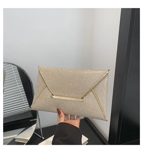 Detailopname van champagne goudkleurige pailletten enveloptas met metalen afwerking