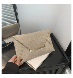 Detail van de champagne goudkleurige glitter clutch met elegante gouden metalen rand