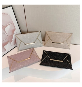Details van glitter enveloppe clutches in zilver, goud, roze en zwart met gouden rand