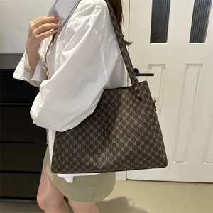 Borsa tote marrone con monogramma a grande capacità indossata per uno stile quotidiano