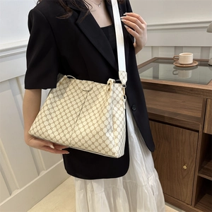 Elegante borsa tote beige con motivo monogramma vintage e ampia tracolla in tessuto