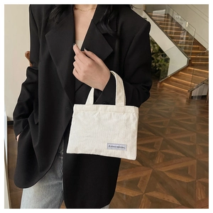 Mini sac à main en velours côtelé crème avec étiquette A GOGO ORIGINAL porté