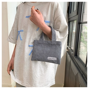 Détail du sac cabas en velours côtelé gris avec l'étiquette tissée A GOGO ORIGINAL