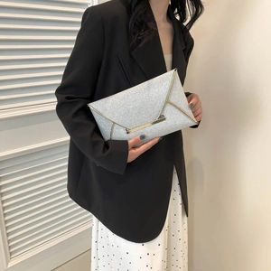 Elegante zilveren glitter envelop clutch met gouden metalen rand voor avondfeesten