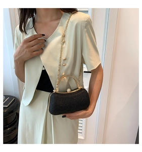 Elegante pochette da sera nera glitterata con manico in metallo dorato e tracolla a catena