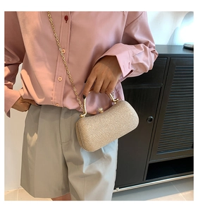 Dettagli di una pochette da sera glitter champagne con manico tondo in metallo