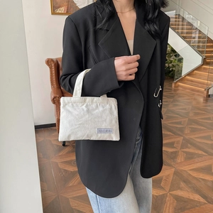 Sac fourre-tout minimaliste en velours côtelé blanc pour femme avec étiquette tissée