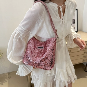 Stilvolle rosa Pailletten-Beuteltasche mit FASHION-Label und geknotetem Schultergurt