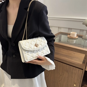 Elegante borsa a tracolla bianca trapuntata con catena dorata e chiusura in metallo