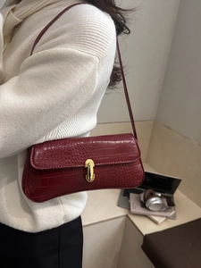 Sac sous le bras minimaliste rouge foncé à motif crocodile et fermoir doré chic
