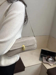 Sac sous le bras minimaliste beige à motif crocodile avec fermoir rotatif doré