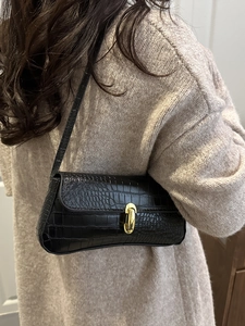 Sac sous le bras minimaliste noir à motif crocodile avec boucle dorée élégante