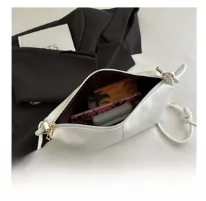 Détails sur la capacité de rangement interne du sac fourre-tout blanc minimaliste