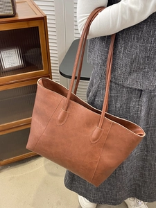 Vintage brown leather tote bag for women with large capacity and minimalist design
