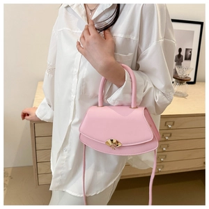 Détail du sac éventail rose clair avec boucle métallique dorée et cuir lisse poli