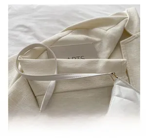 Détail du sac à bandoulière matelassé blanc en cuir PU avec garniture dorée