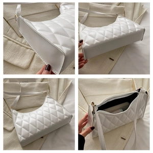 Vues détaillées du sac sous le bras en cuir PU blanc matelassé avec coutures et intérieur